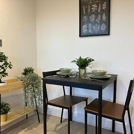 Awesome Refurbished 1 Bed Flat Few Steps To High St ! - 2 East House Appartement Epsom Buitenkant foto