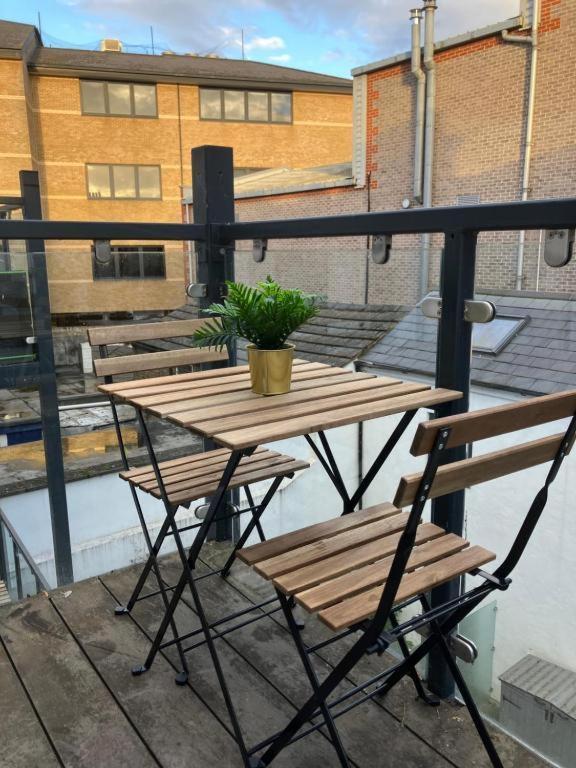Awesome Refurbished 1 Bed Flat Few Steps To High St ! - 2 East House Appartement Epsom Buitenkant foto