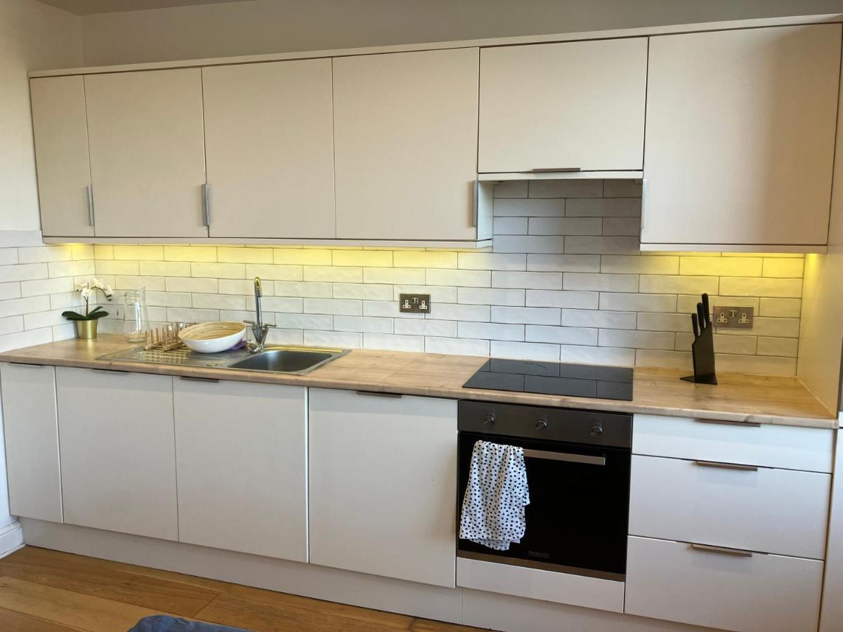 Awesome Refurbished 1 Bed Flat Few Steps To High St ! - 2 East House Appartement Epsom Buitenkant foto