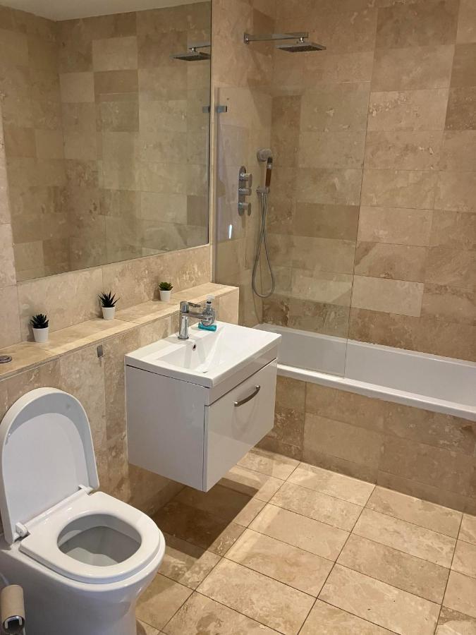 Awesome Refurbished 1 Bed Flat Few Steps To High St ! - 2 East House Appartement Epsom Buitenkant foto